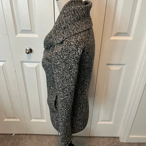 TNA from Aritizia size XS 100% wool zippered cardigan - Picture 6 of 14